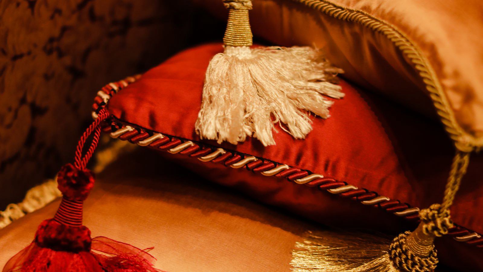 Drap satin: bóng mượt, mát nhưng hơi trơn