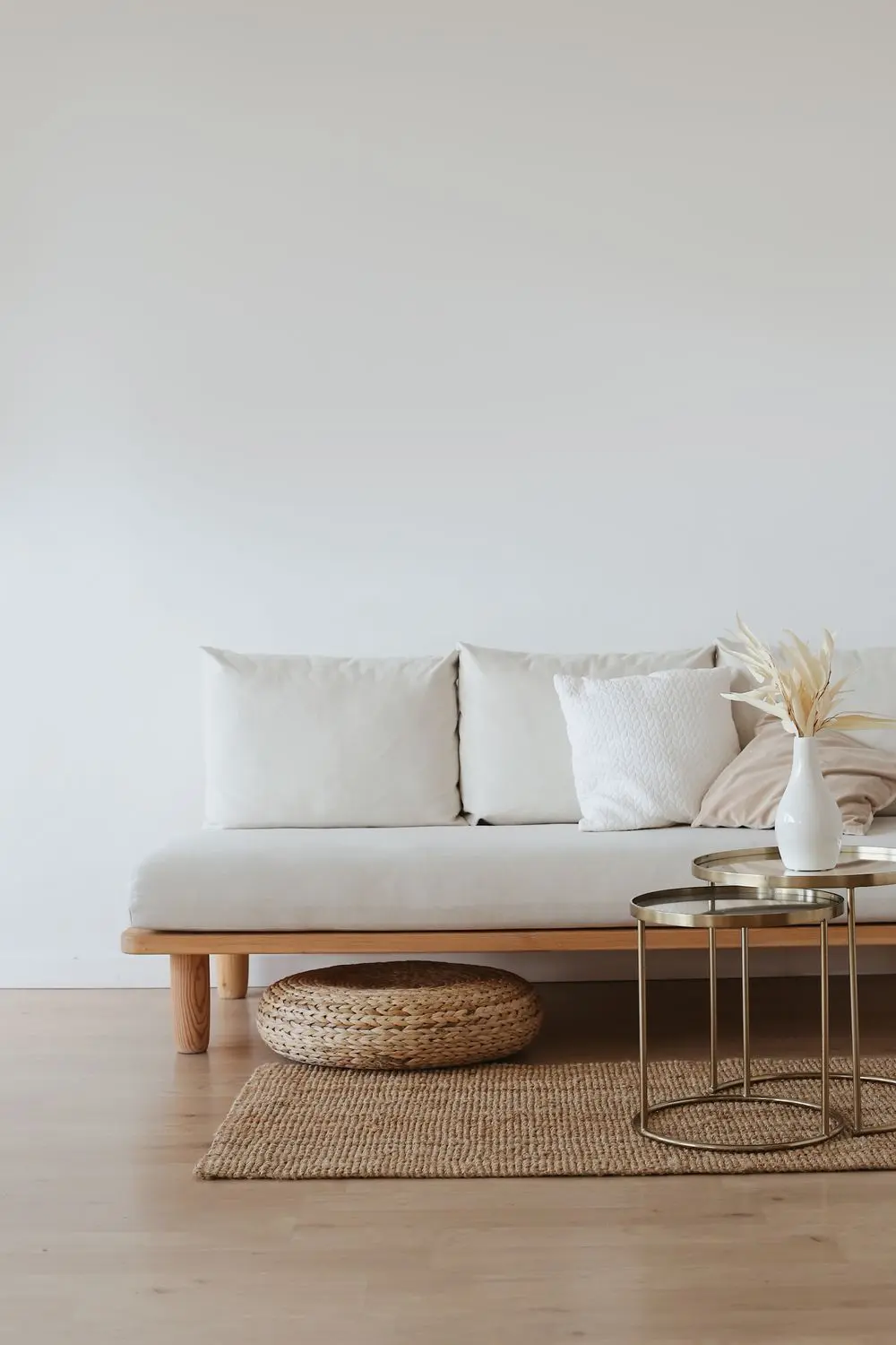 Ghế sofa trắng có đệm mút dày và gối tựa